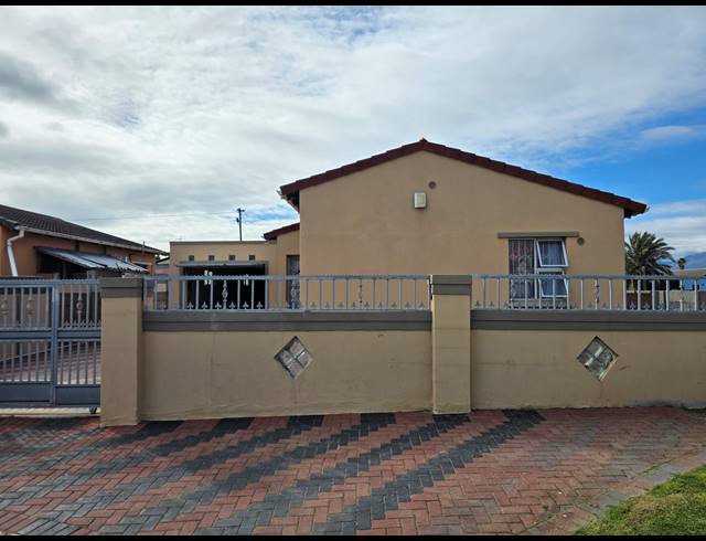 3 BEDROOM HOUSE FOR SALE IN DEVON PARK VILLAGE